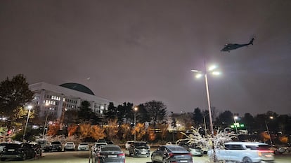 Un helicóptero sobrevuela la Asamblea Nacional de Corea del Sur.
