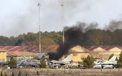 Columna de humo en la base de Los Llanos tras el siniestro de un F-16.