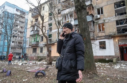 Uno de los edificios afectados por el ataque ruso sobre Dnipró, este viernes.