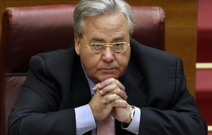Luis Díaz Alperi, en su escaño de diputado en las Cortes Valencianas.