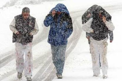 Tres empleados de una empresa se dirigen a su  trabajo en Alto Campoo (Cantabria).