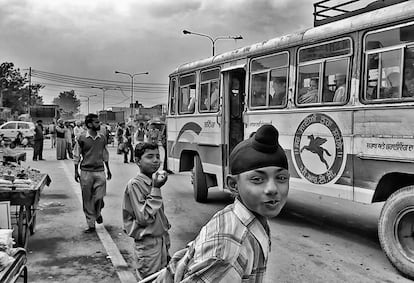 La ciudad de Chandigarh se encuentra en la zona norte de la India y es una ciudad atípica. Sus calles anchas y la arquitectura moderna creadas por el arquitecto franco-suizo Le Corbusier dan otra visión de India donde el caos del tráfico se reduce. 
