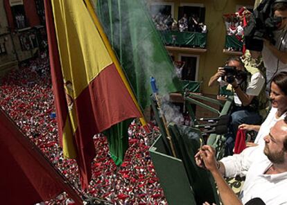 Miles de personas se congregan frente a la Casa Consistorial pamplonesa para ver el <i>chupinazo</i>.