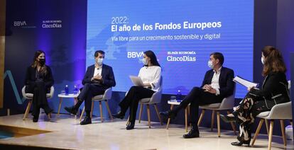 De izquierda a derecha: Andrea Barber, CEO de Rated Power; Rafael Domenech, responsable de análisis económico de BBVA Research; Paz Guzmán de los Cobos, consejera económica en la Representación de la Comisión Europea en España; Gonzalo Rodríguez, director de desarrollo de negocio de BBVA en España; y la conductora del debate, Marta González Novo, directora de ‘Hoy por Hoy Madrid’ de la Cadena SER. 