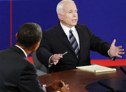 Los candidatos protagonizaron varios cruces dialécticos. Obama culpó de nuevo a los republicanos de la crisis económica, a lo que McCain replicó: "Yo no soy el presidente Bush". Poco después, McCain trató de desacreditar a su rival al sacar a relucir, por primera vez en un debate, la relación de su rival con el ex líder radical Bill Ayers. El demócrata respondió: esa acusación "dice más sobre su campaña que sobre mi persona"