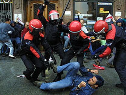 Incidentes en la clausura de una sede de Batasuna en Bilbao.