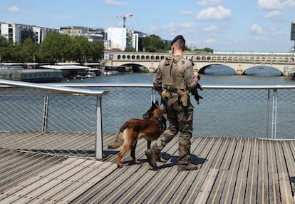 Un soldado patrulla en un puente peatonal sobre el río Sena, el miércoles 17 de julio de 2024 en París, donde tendrá lugar la ceremonia inaugural de los Juegos Olímpicos de París, con un desfile de 10.000 atletas en barcos a lo largo de una ruta de 6 kilómetros. 