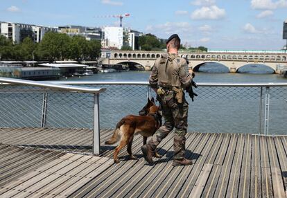 Un soldado patrulla en un puente peatonal sobre el río Sena, el miércoles 17 de julio de 2024 en París, donde tendrá lugar la ceremonia inaugural de los Juegos Olímpicos de París, con un desfile de 10.000 atletas en barcos a lo largo de una ruta de 6 kilómetros.