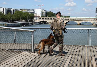 Un soldado patrulla en un puente peatonal sobre el río Sena, el miércoles 17 de julio de 2024 en París, donde tendrá lugar la ceremonia inaugural de los Juegos Olímpicos de París, con un desfile de 10.000 atletas en barcos a lo largo de una ruta de 6 kilómetros. 