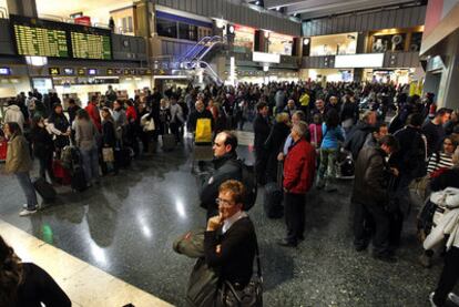 Pasajeros afectados por el cierre del espacio aéreo en el aeropuerto de Manises.