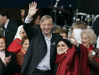 El presidente Néstor Kirchner, junto a la cantante Mercedes Sosa, en un acto en la Plaza de Mayo de Buenos Aires para celebrar su tercer aniversario en la presidencia en mayo de 2006.