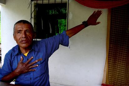 Domingo Sis tiene 71 años. Dice que quiere la carretera porque ha sufrido mucho cargando mercancías a pie y no quiere a sus nietos les ocurra lo mismo. 
