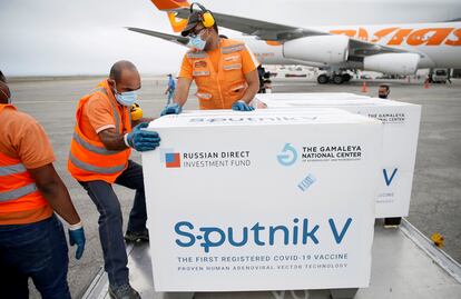 Carregamento de vacinas Sputnik V chega a Caracas em 29 de março.