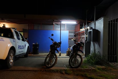 La única comisaría de policía de la zona, en el centro de Buenos Aires. La policía se encuentra con dificultades a la hora de encargarse de las ocupaciones de tierras. La propiedad legal de la tierra rara vez está clara. Cuando surge un conflicto territorial, se pide apoyo a la policía, pero esta no tiene autoridad para intervenir.