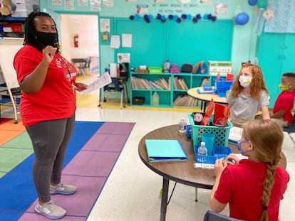 Uma classe do ensino fundamental em uma escola em Lauderdale, Mississippi, que voltou às aulas nesta semana.