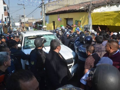 La Policía intenta impedir un linchamiento en una localidad mexicana en 2017.