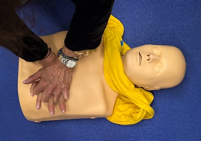 Simulación de un masaje cardíaco durante un taller de reanimación cardiovascular.