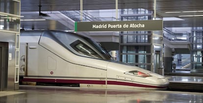 Un tren AVE de Renfe en la estación de Atocha, en Madrid.