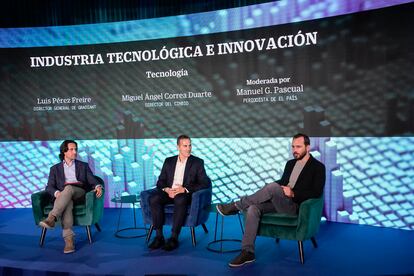 Luis Pérez, director general de Gradiant (i), junto a Miguel Ángel Correa,  director del CINBIO (c), y Manuel Pascual, periodista de EL PAÍS, conversan en el Foro CREO 2025 en el Hotel Palace en Madrid.