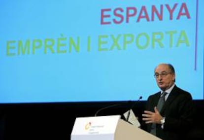 El presidente de Repsol, Antonio Brufau, durante su intervención hoy en la conferencia que organiza el Consejo Empresarial para la Competitividad bajo el título "España emprende y exporta", donde ha dejado claro que se siente apoyado como presidente por el consejo de administración de Repsol y, al ser preguntado por si le parecía bien la compensación pactada por YPF, ha sentenciado: "A mí cuanto más mejor (...) Lo que cobremos debe ser una cifra cierta".