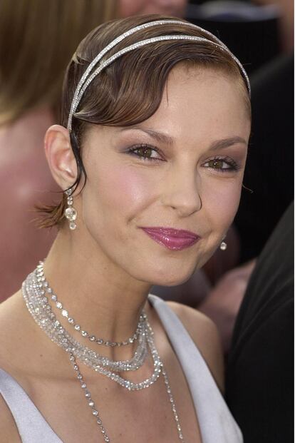 Razzie: A Ashley Judd no le salió tan bien la jugada en la ceremonia de 2001. La doble diadema tampoco ayudó.