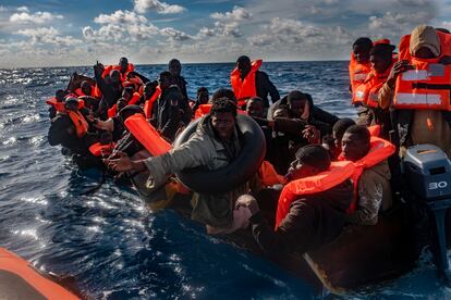 Varios migrantes en un cayuco, el 3 de enero de 2024, en el mar Mediterráneo. 