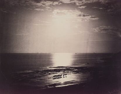 'Reflejo del sol sobre el mar' es una de las imágenes más preciosas de la exposición, un prodigio de la técnica de Le Gray.