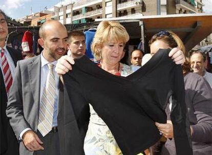 Esperanza Aguirre y Daniel Sirera, en el mercadillo de Cerdanyola del Vallés.