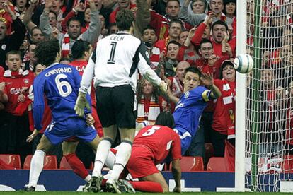Luis García, entre Carvalho y Cech, impulsa el balón para dar la victoria al Liverpool.
