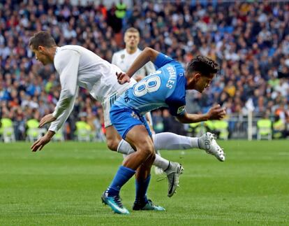 El defensa venezolano del Málaga Roberto Rosales disputa un balón con el delantero portugués del Real Madrid Cristiano Ronaldo.