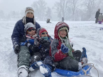 Un familia juega en la nieve en Falls Church, Virginia, el 3 de enero de 2022. 