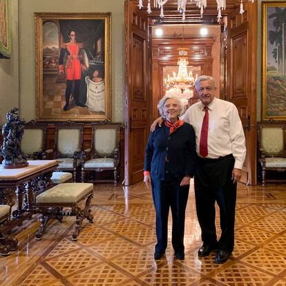 López Obrador y Elena Poniatowska posan para una fotografía con un cuadro de Simón Bolívar a la espalda.