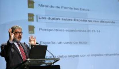 El economista jefe y gerente del Departamento de Investigación del Banco Internacional de Desarrollo (BID), Juan Ruiz Gómez (i), durante la presentación en Santiago de Chile del Informe del Consejo Empresarial para la Competitividad "España, un País de Oportunidades", que cuenta con la colaboración del Instituto Español de Comercio Exterior (ICEX).