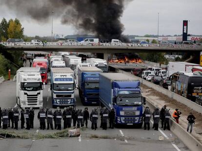 Camions bloquejats a l'AP-7 a Girona, dimecres.