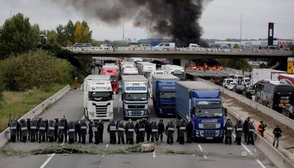 Camions bloquejats a l'AP-7 a Girona, dimecres.