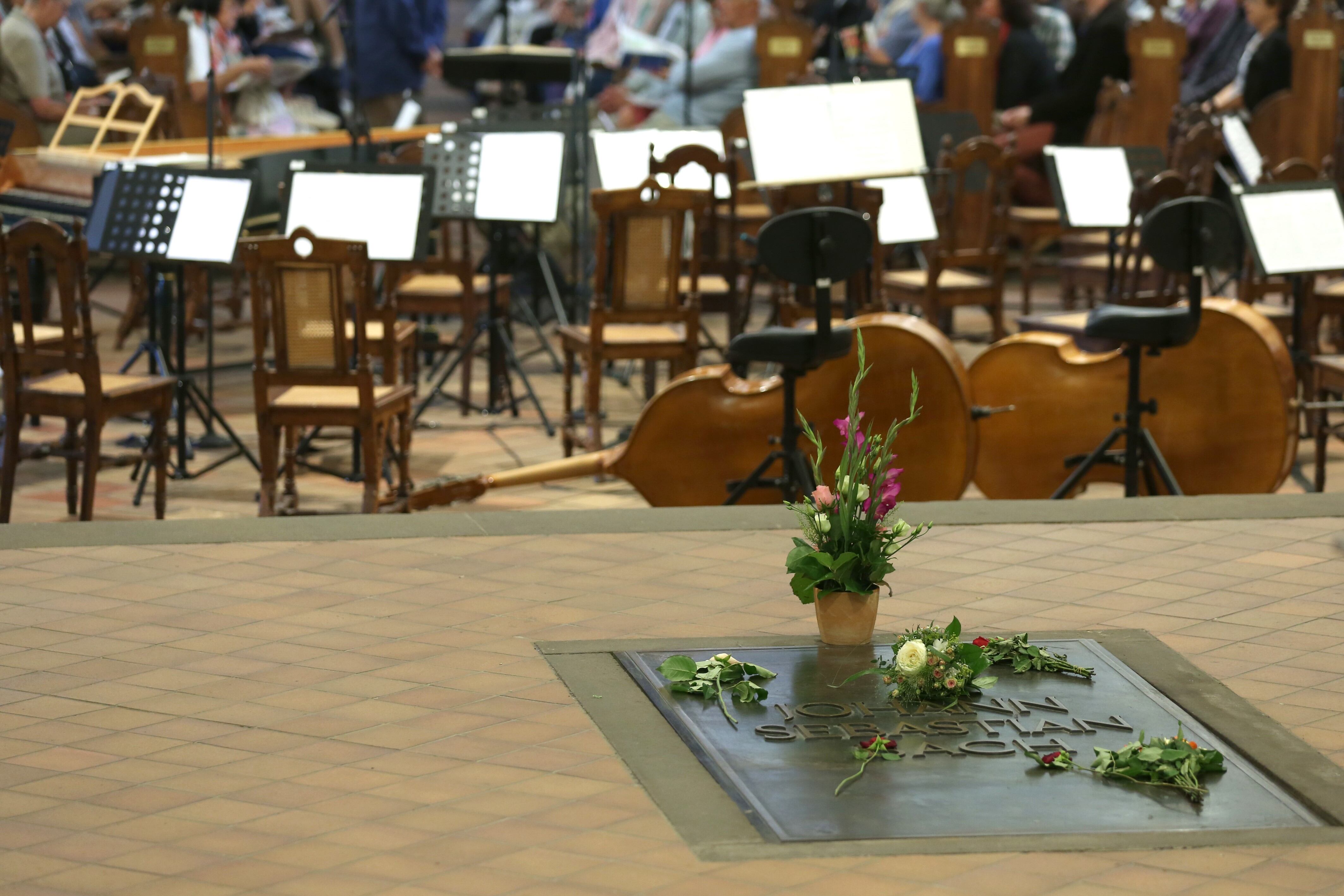 Flores sobre la tumba de Bach en la Thomaskirche de Leipzig durante un concierto del festival.