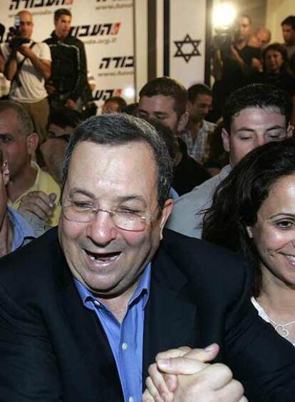 Barak es felicitado por sus partidarios anoche en la sede laborista, en Tel Aviv.