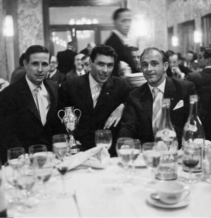 Los jugadores del Real Madrid Alfredo Di Stéfano y Raymond Kopa posan durante el banquete tras la consecución de la Copa de Europa de 1958, la tercera consecutiva del equipo.