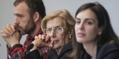 Carmena, flanqueada ayer por Nacho Murgui y por Rita Mestre, la n&uacute;mero tres de su lista.