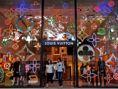 Caen un 27% los ingresos de LVMH