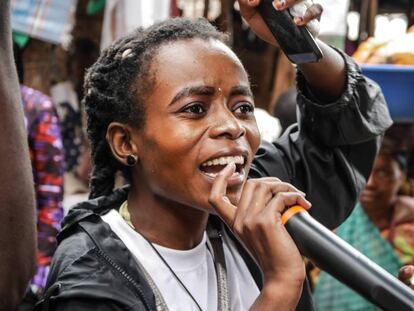 La activista Grâce Maroy informa sobre el coronavirus en uno de los mercados más concurridos de Bukavu. Estaba sorprendida: cuando sus compañeros de LUCHA y ella comenzaron a hablar con las vendedoras, se dieron cuenta de que la gente apenas conocía el peligro.