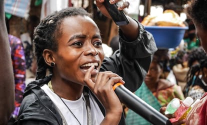 La activista Grâce Maroy informa sobre el coronavirus en uno de los mercados más concurridos de Bukavu. Estaba sorprendida: cuando sus compañeros de LUCHA y ella comenzaron a hablar con las vendedoras, se dieron cuenta de que la gente apenas conocía el peligro.