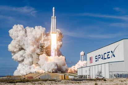 El cohete Falcon de SpaceX, el más potente del mundo, es lanzado desde el Centro Espacial Kennedy, el 6 de febrero de 2018.