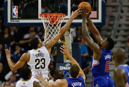 DeAndre Jordan de Los Ángeles Clippers intenta anotar ante Anthony Davis de los New Orleans Pelicans, durante el segundo cuarto del partido en el Centro King Smoothie.