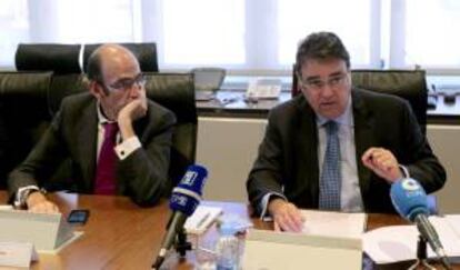 El presidente del operador español del sistema gasista Enagás (d), Antonio Llardén, y el consejero delegado, Marcelino Oreja. EFE/Archivo