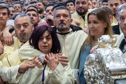  El actor Antonio Banderas (d) que ejerce habitualmente como mayordomo del Trono de la Virgen de Máría Santísima de Lágrimas y Favores, junto a su pareja Nicole Kimpel (d), tras la suspensión de la salida en procesión en la tarde de Domingo de Ramos desde la iglesia de San Juan, por previsión de lluvias en la ciudad.