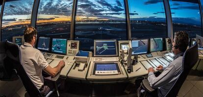 Controladores en la torre de Madrid-Barajas.