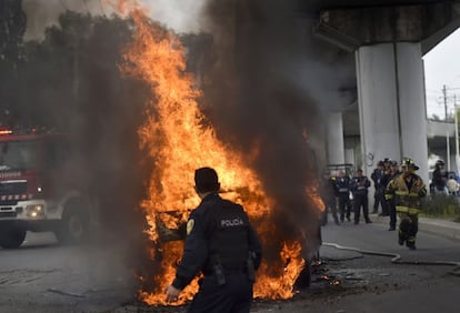 Un policía de Ciudad de México tras un tiroteo en el que ocho presuntos narcotraficantes fueron abatidos en Tláhuac, en la capital.