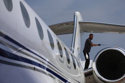 Un empleado limpia un Jet Gulfstream business para que esté reluciente en caso de que aparezcan compradores.