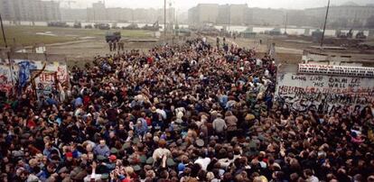 Berlinesos de l'est creuant el Mur, el 12 de novembre del 1989.